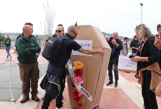 Chiusura Giano, sit-in davanti alla Regione: i lavoratori simulano un funerale